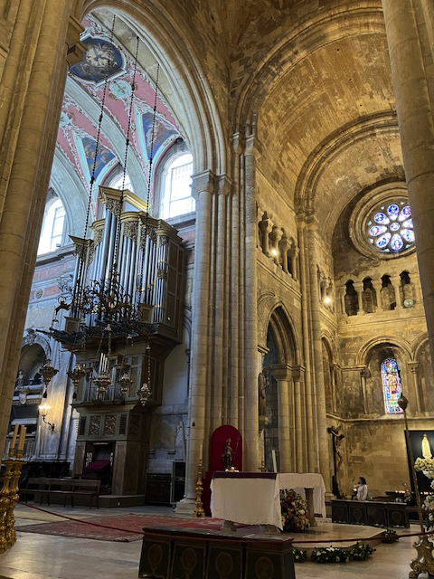 Se Romanesque Cathedral in Lisbon in the Santa Maria Maior  district; newer Gothic addition on left and older barrel vaulted section on right.